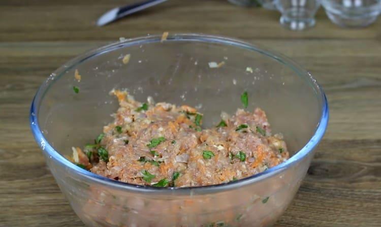 La carne rellena debe reposar durante al menos una hora en el refrigerador.