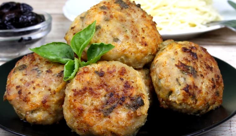 Turkey cutlets cooked in the oven are very tender and juicy.