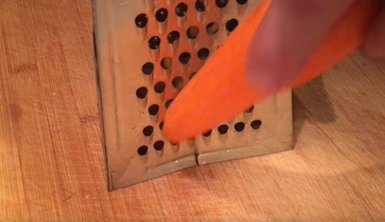 On a coarse grater, three carrots.