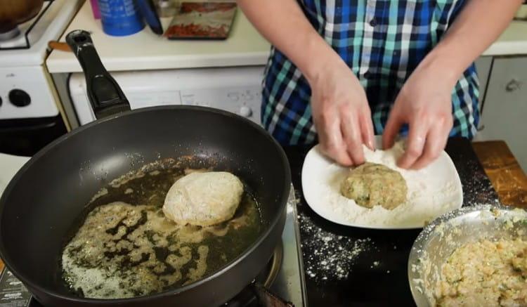 We form cutlets, roll them in flour and spread them in a pan.