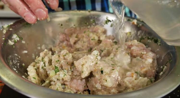 Pour obtenir un jus juteux, ajoutez de l’eau à la viande hachée.