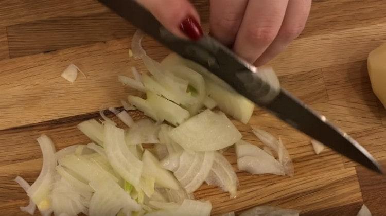 Pica finamente la cebolla.