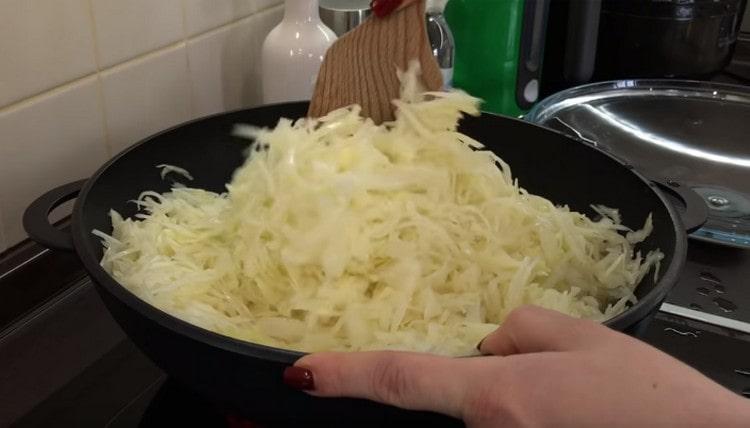We transfer the cabbage to the pan and begin to fry.