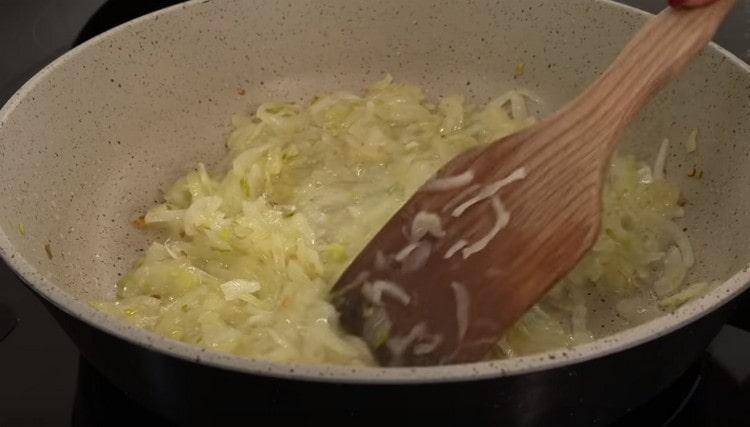 Dans une autre poêle, faites frire les oignons.