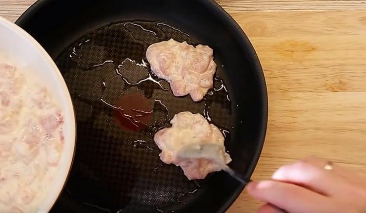 Put the cutlets with a spoon into a well-heated pan with vegetable oil.