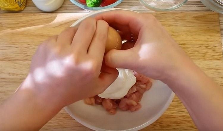 Enfoncez les œufs dans la viande hachée.