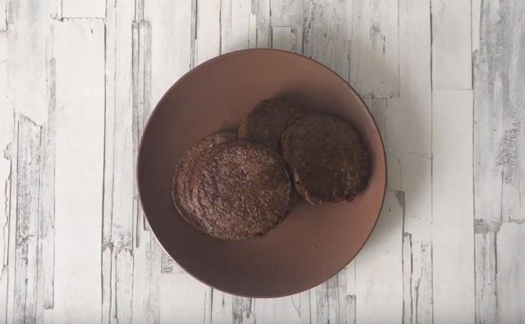 Como puede ver, las chuletas de hígado de pollo se cocinan muy rápidamente.