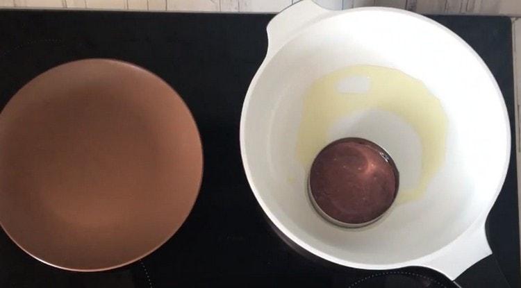 Pour the dough into the mold and wait for the cutlet to grab at the bottom.