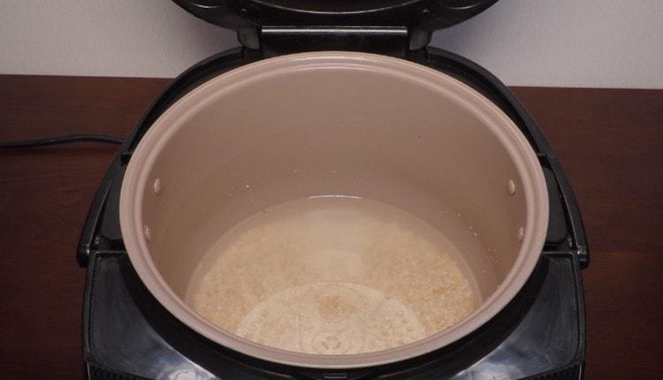 Vierta agua en el tazón de la multicocina, si lo desea, inmediatamente vierta el cereal en él.