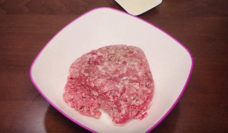 Nous prenons de la viande hachée prête ou tordons n'importe quelle viande dans un hachoir à viande.