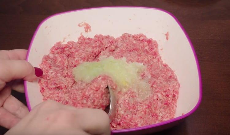 Add the onion and garlic to the minced meat and mix again.