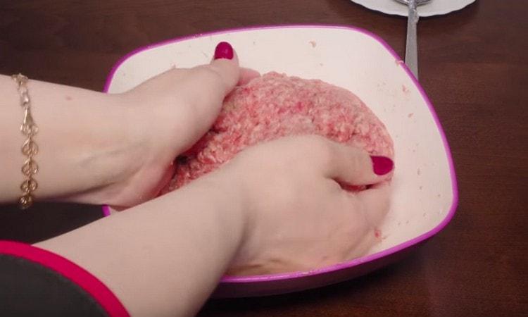 Nous coupons la viande pour qu'elle devienne plus dense.