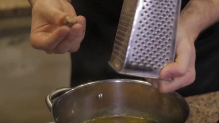 Pour la saveur, vous pouvez râper un peu de noix de muscade dans la soupe.