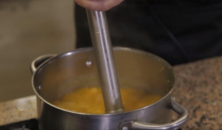 Interrumpimos la sopa terminada con una batidora de mano.