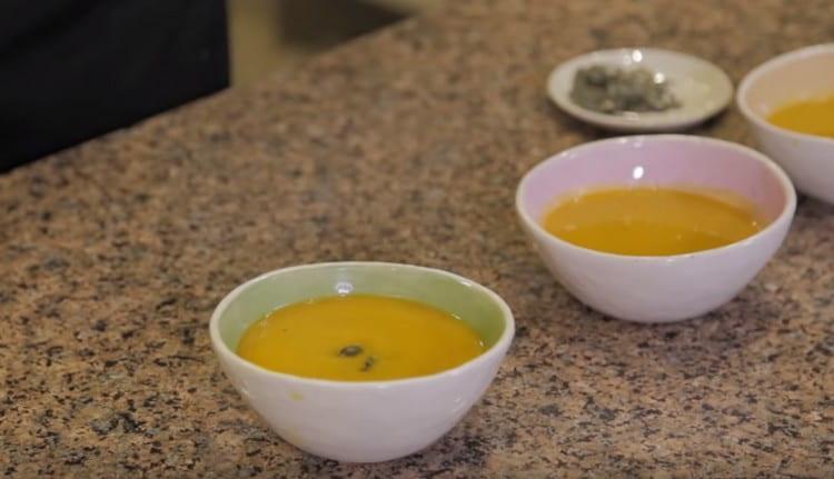 En servir, la sopa de crema de carbassa es pot guarnir amb crutons o llavors.