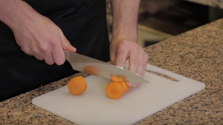 Netegem les pastanagues i la tallem en diversos trossos grans.