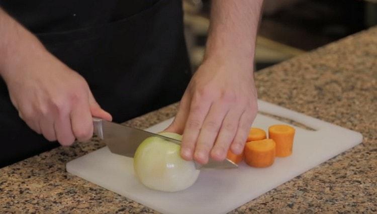 Limpiamos la cebolla y hacemos cortes en ella, sin cortarla hasta el final.