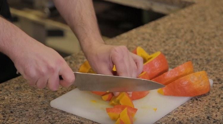 Couper la citrouille en morceaux. peler.