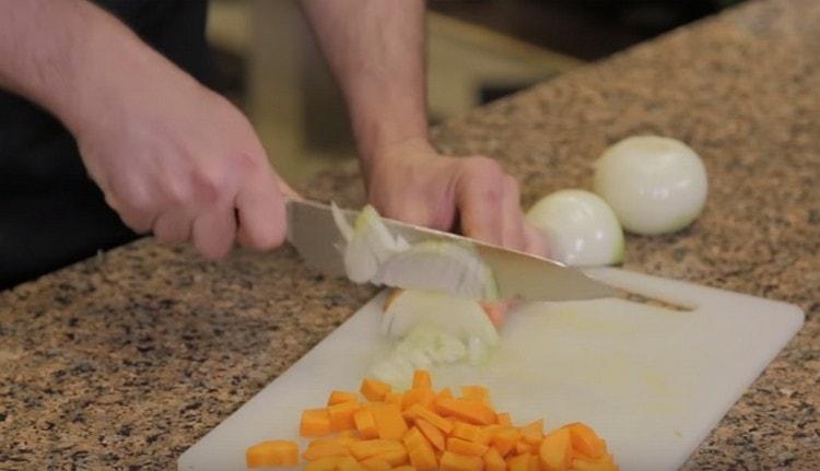 Tritureu les cebes, talleu les pastanagues a trossos petits.
