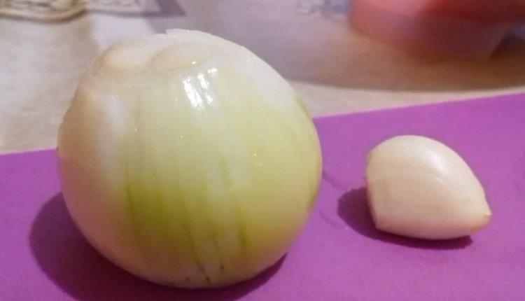 Peel the onion and garlic.