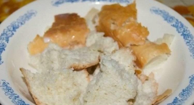 Soak slices of loaf in water.