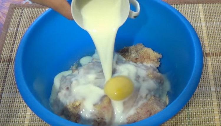 U mljeveno meso dodajte sol, papar, jaje i mlijeko.