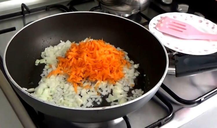 Ajouter les carottes à l'oignon.