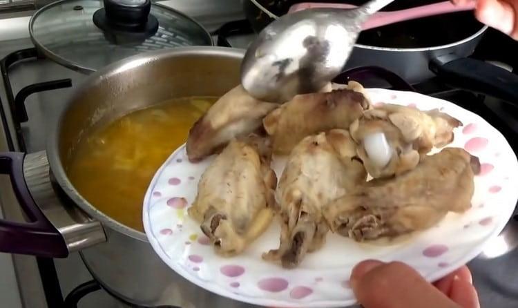 Ibalik namin ang mga pakpak ng manok sa aming sopas.