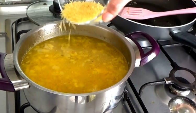 Al final, agregue fideos pequeños a la sopa.