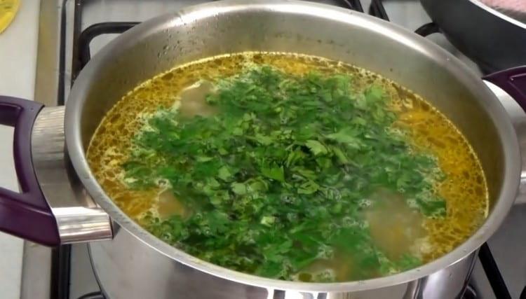 Pica finamente las verduras y envíalas a la sopa.