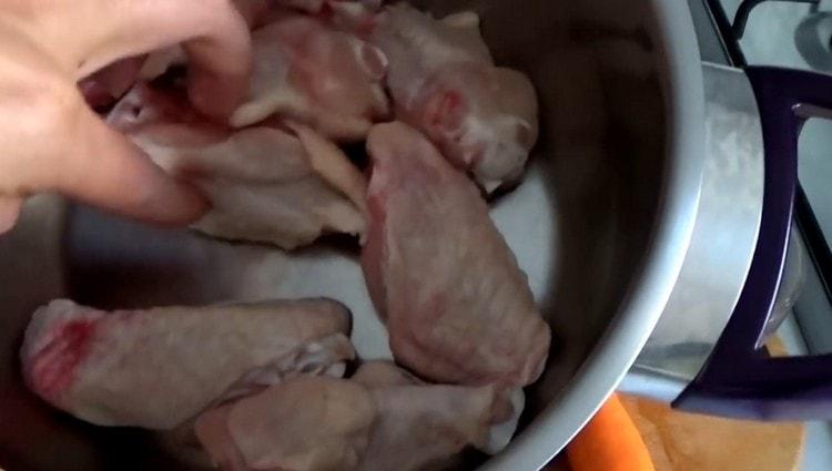 Hugasan namin ang mga pakpak ng manok at nahahati sa dalawang bahagi.