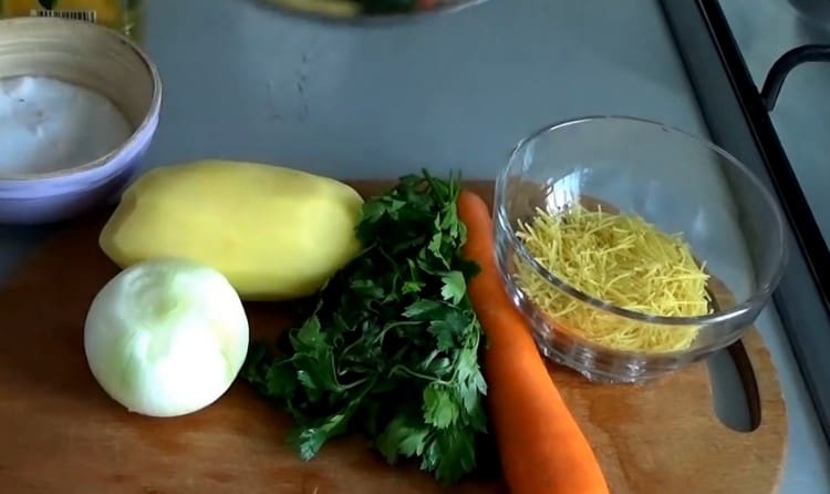 Limpiamos y lavamos cebollas, zanahorias, papas.