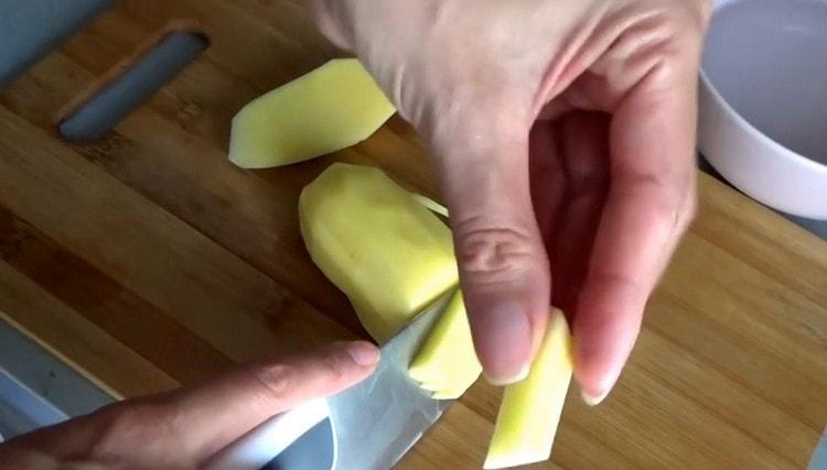 Cut the potato into small cubes.