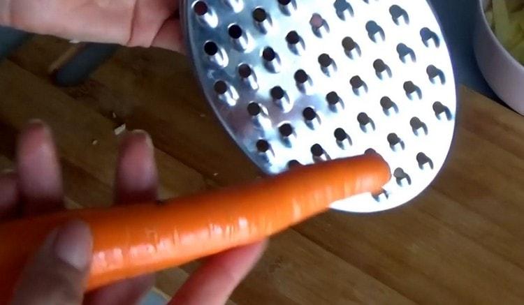 Tres zanahorias en un rallador grueso.
