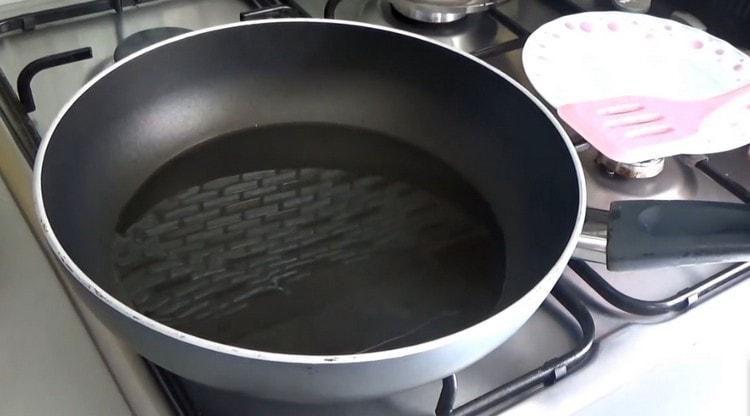 Heat the pan with vegetable oil.