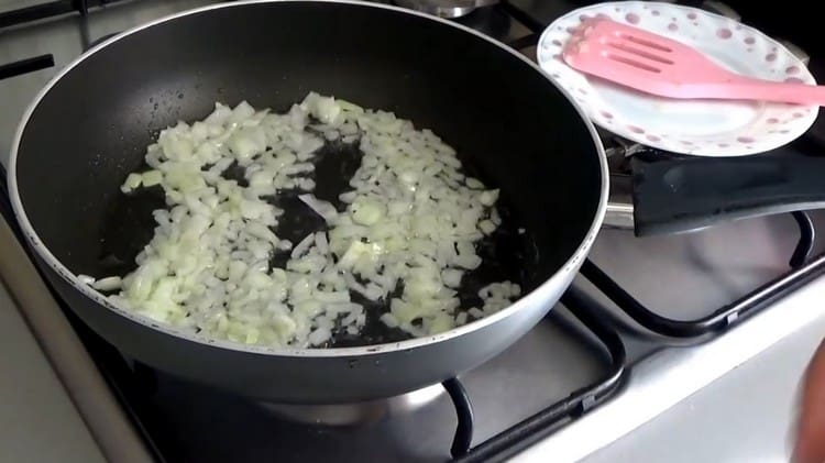 First, fry the onions in a pan.