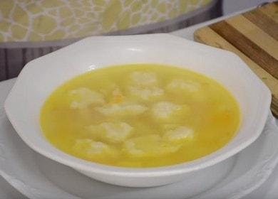 Fragante sopa de pollo con albóndigas de queso y ajo