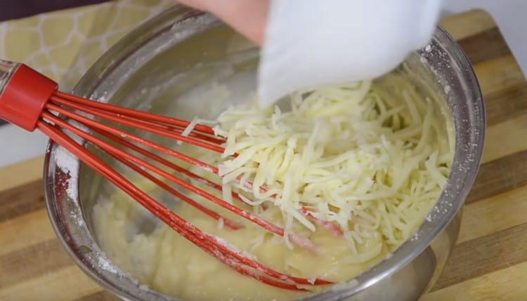 À la fin, ajoutez le fromage râpé à la pâte et mélangez.