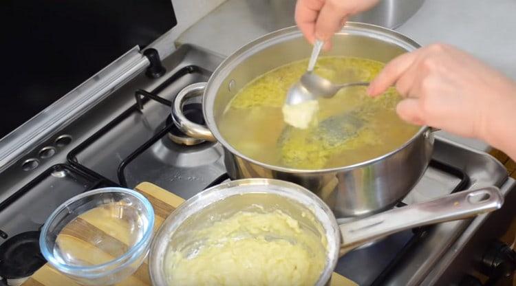 Recolectamos la masa con una cuchara, formamos albóndigas y las enviamos a la sopa.