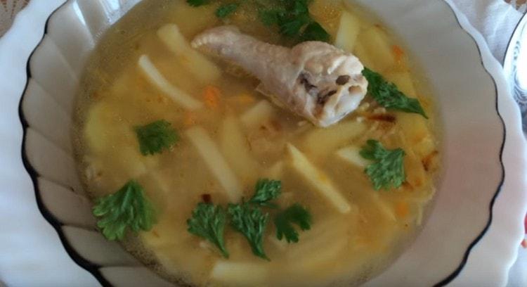 La soupe au poulet et aux nouilles préparée selon cette recette peut être décorée avec des légumes verts au moment de servir.