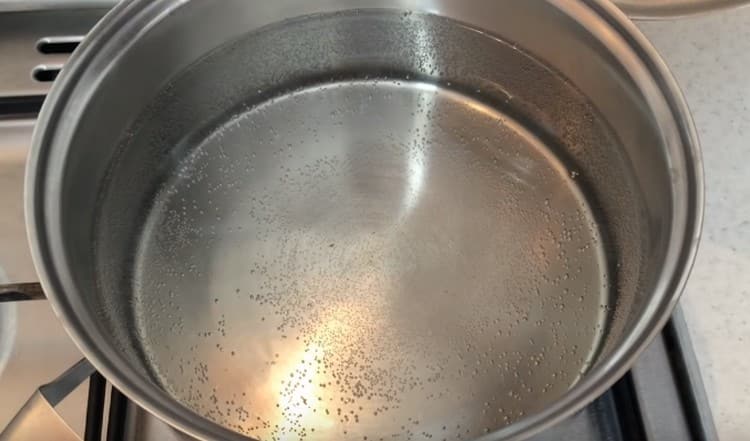 Bring the water to a boil in a saucepan.