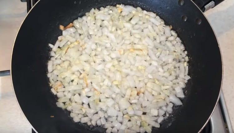 In a pan with vegetable oil, fry the onions.