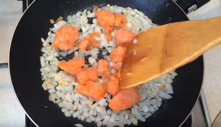 Agregue las papas a la cebolla en la sartén.