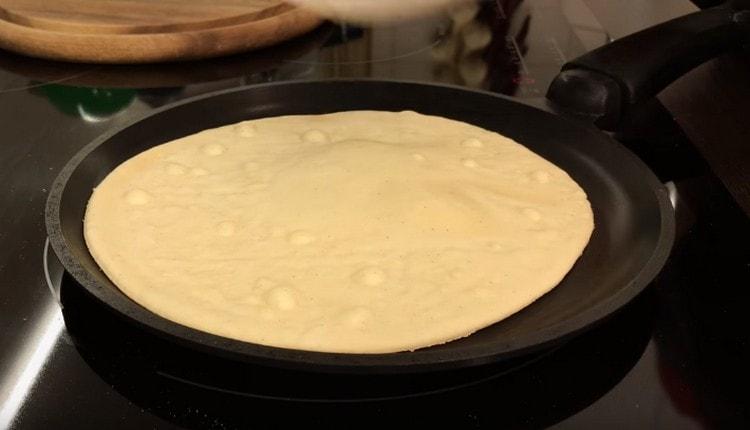 Faites frire les gâteaux dans une poêle des deux côtés.