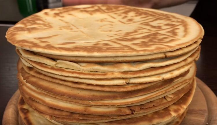 Nous faisons frire tous les gâteaux jusqu'à ce qu'ils soient dorés.