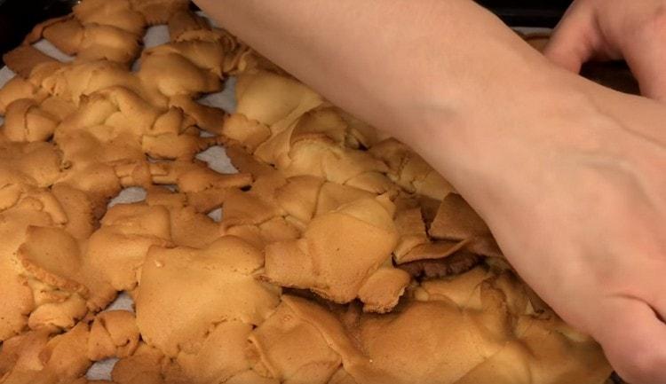 Des morceaux de pâte sont placés sur une plaque de cuisson et séchés au four.