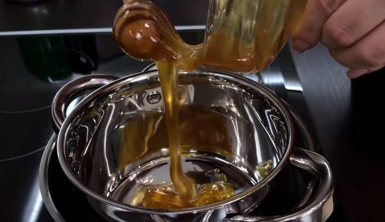 Set a saucepan in a water bath and pour honey into it.