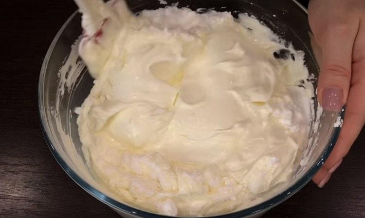 Il suffit de mélanger la crème jusqu'à consistance lisse.