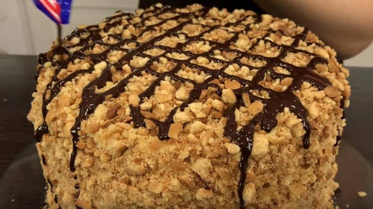 Puedes decorar un pastel de miel en una sartén con una malla de chocolate derretido