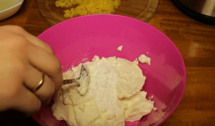 To prepare the cream, mix the curd cheese with powdered sugar.